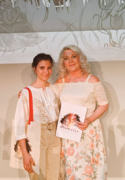 A képen Eszter Kolti Helga színművésszel, a Versünnep Alapítvány elnökével látható. Ő volt a zsűri elnöke.